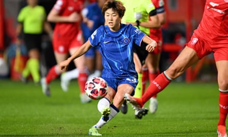 Chelsea continue winning start with comfortable victory at Twente