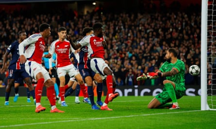 Arsenal players and a helpless Gianluigi Donnarumma watch as a Bukayo Saka free-kick goes straight in