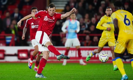 Nottingham Forest’s Chris Wood floors Crystal Palace after Henderson blunder