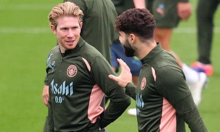 Kevin De Bruyne and Josko Gvardiol take a break from training.