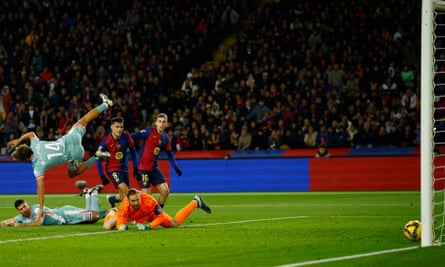 Atlético’s Hitman bursts from Spider’s shadow to end 18-year wait at Barça | Sid Lowe