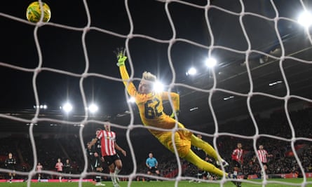 Liverpool hold off Southampton fightback after Núñez and Elliott strikes