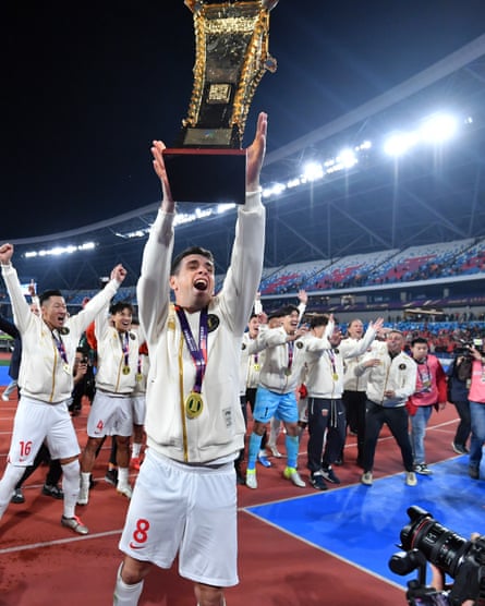 Oscar lifts the trophy after the 2024 Chinese FA Cup final between Shandong Taishan and Shanghai Port