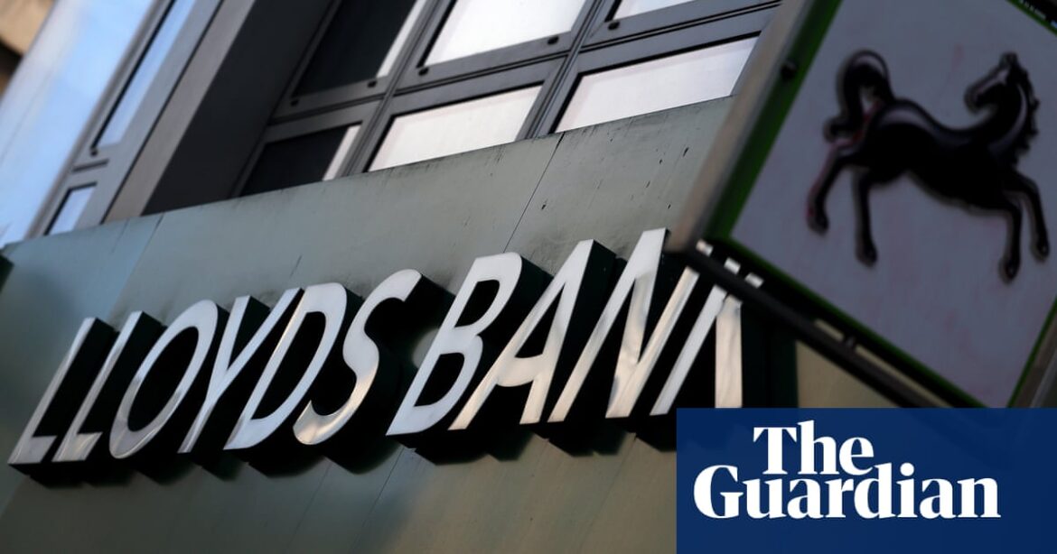 Lloyds bankers could face bonus cut if not in office two days a week