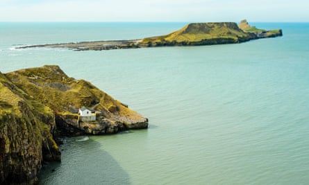 RNLI rescues American students from Welsh island during Storm Éowyn