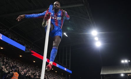 Chelsea back in the top four and Crystal Palace thrash Villa: Football Weekly – podcast