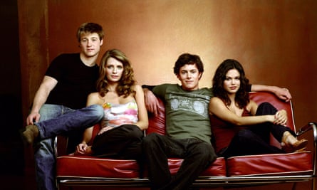 Benjamin McKenzie, Mischa Barton, Adam Brody and Rachel Bilson sitting on a couch, in The OC.