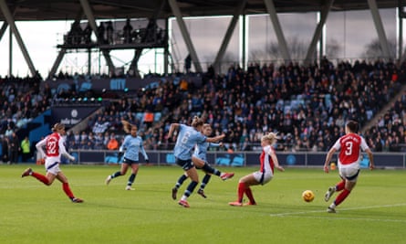 Stina Blackstenius gives Arsenal edge over Manchester City in WSL thriller