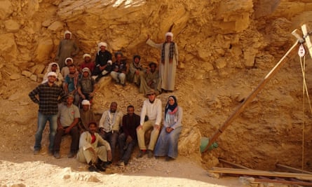 Piers Litherland, front right, with his team: Mohsen Kamel, Rabee Eissa, Mohamed Abd el-Baset, Hanan Mahmoud, Sherif Abd el-Monneim, Nermeen Aba Yazeed, Amel Elweida, Ahmed Hassan, Judith Bunbury, Andreas Dorn, Kelly Accetta-Crowe, Caroline Sims, Aude Gräzer, and Bryony Smerdon, Mohamed Sayed Ahmed, Ashraf Omar, Heraji Said Mohamed, Shahat Mohamed el-Azab, Kairi Taher, Ahmed Abd el-Ahty, Ahmed el-Tairy