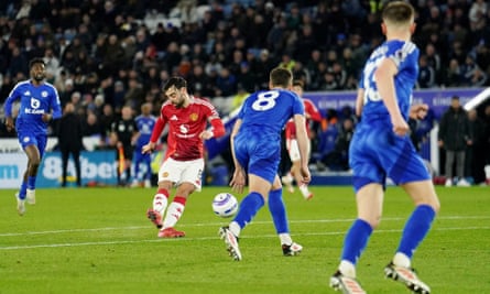 Rasmus Højlund ends goal drought as Manchester United cruise past Leicester