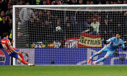 Julián Alvarez slips as he takes his penalty, leading him to kick the ball against his other foot.