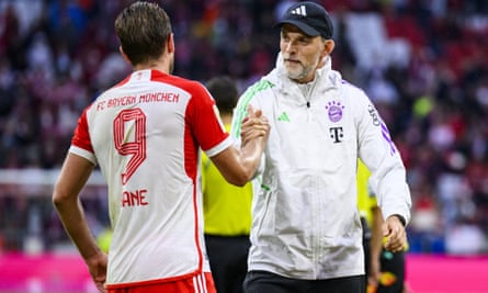 Harry Kane shaking hands with manager Thomas Tuchel at Bayern Munich