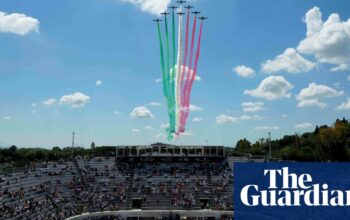 Alex de Minaur progresses despite distraction of aerial display at Italian Open