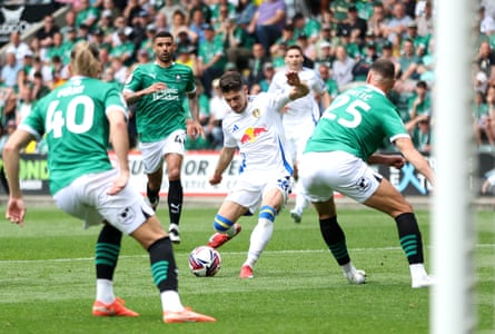 Leeds’s Manor Solomon cuts in to score