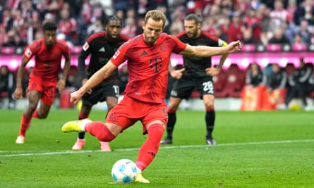Harry Kane scores a penalty against Union Berlin