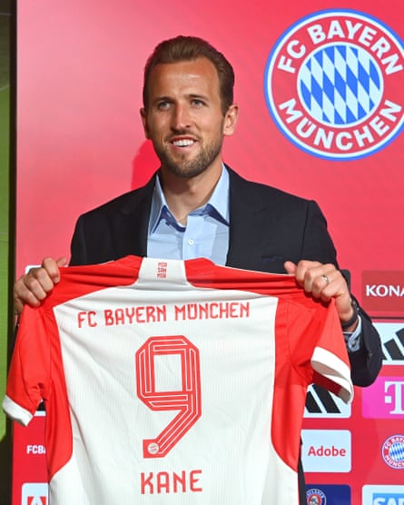 Harry Kane holds up his new Bayern Munich shirt in August 2023.