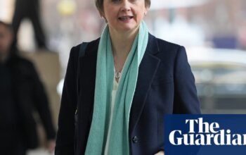 UK to time limit visas for roles below graduate level under new migration plan